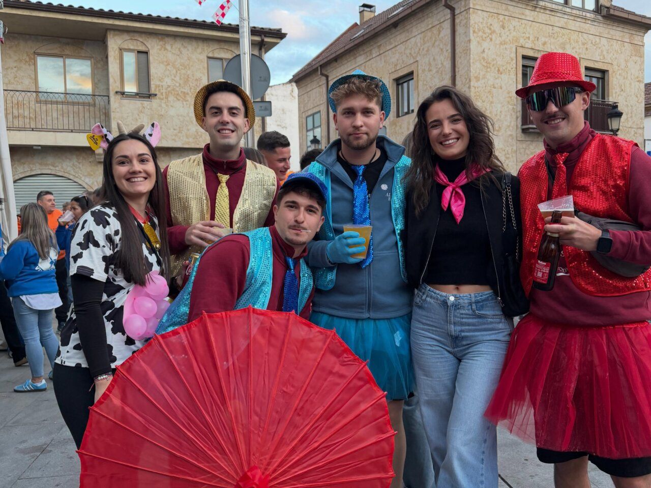 Grupo de personas disfrazadas en las fiestas de Nuestra Señora de los Remedios