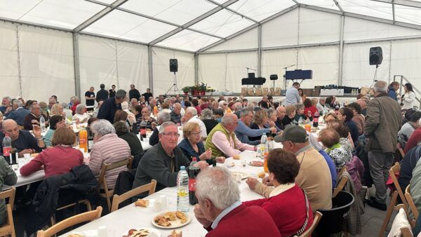 Comida de convivencia en las fiestas de Villamayor con jubilados y vecinos