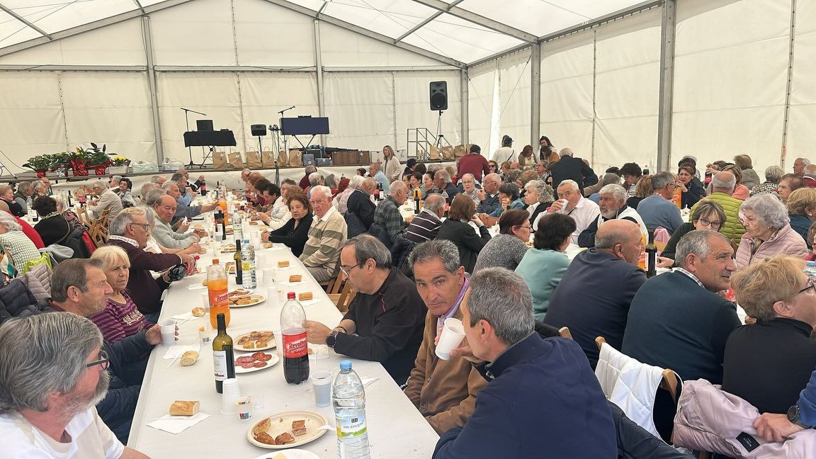 Comida de convivencia durante las fiestas de Villamayor con jubilados y vecinos