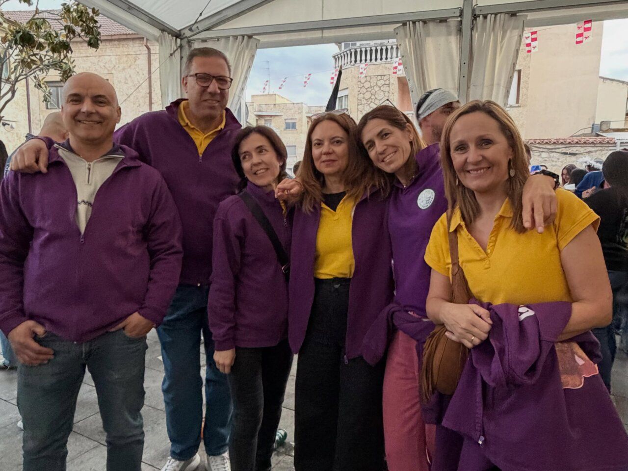 Grupo de personas celebrando las fiestas de Nuestra Señora de los Remedios en Villamayor