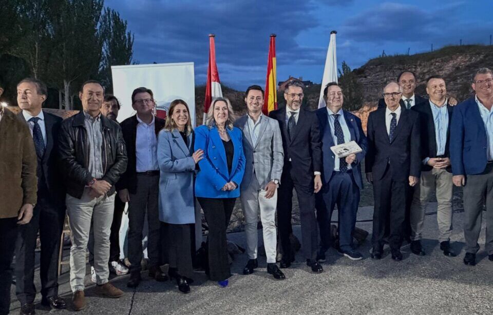 Grupo de personas en el pregón inaugural de las fiestas de Villamayor