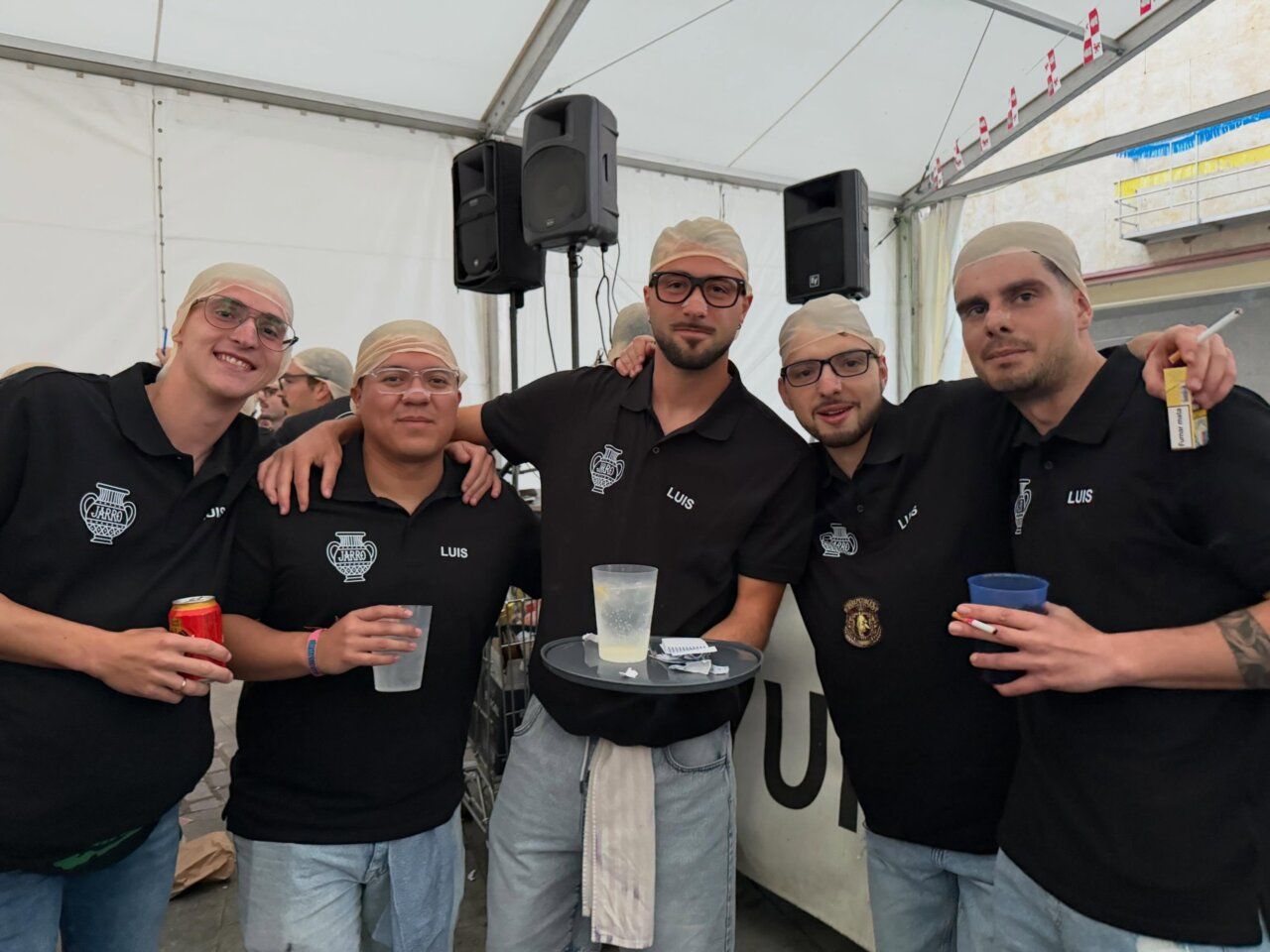 Grupo de amigos celebrando en las fiestas de Nuestra Señora de los Remedios