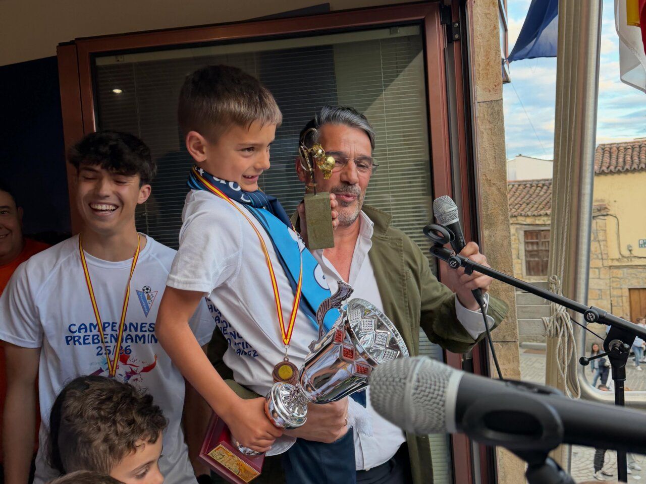 Niños y adultos celebrando la premiación en las fiestas de Villamayor