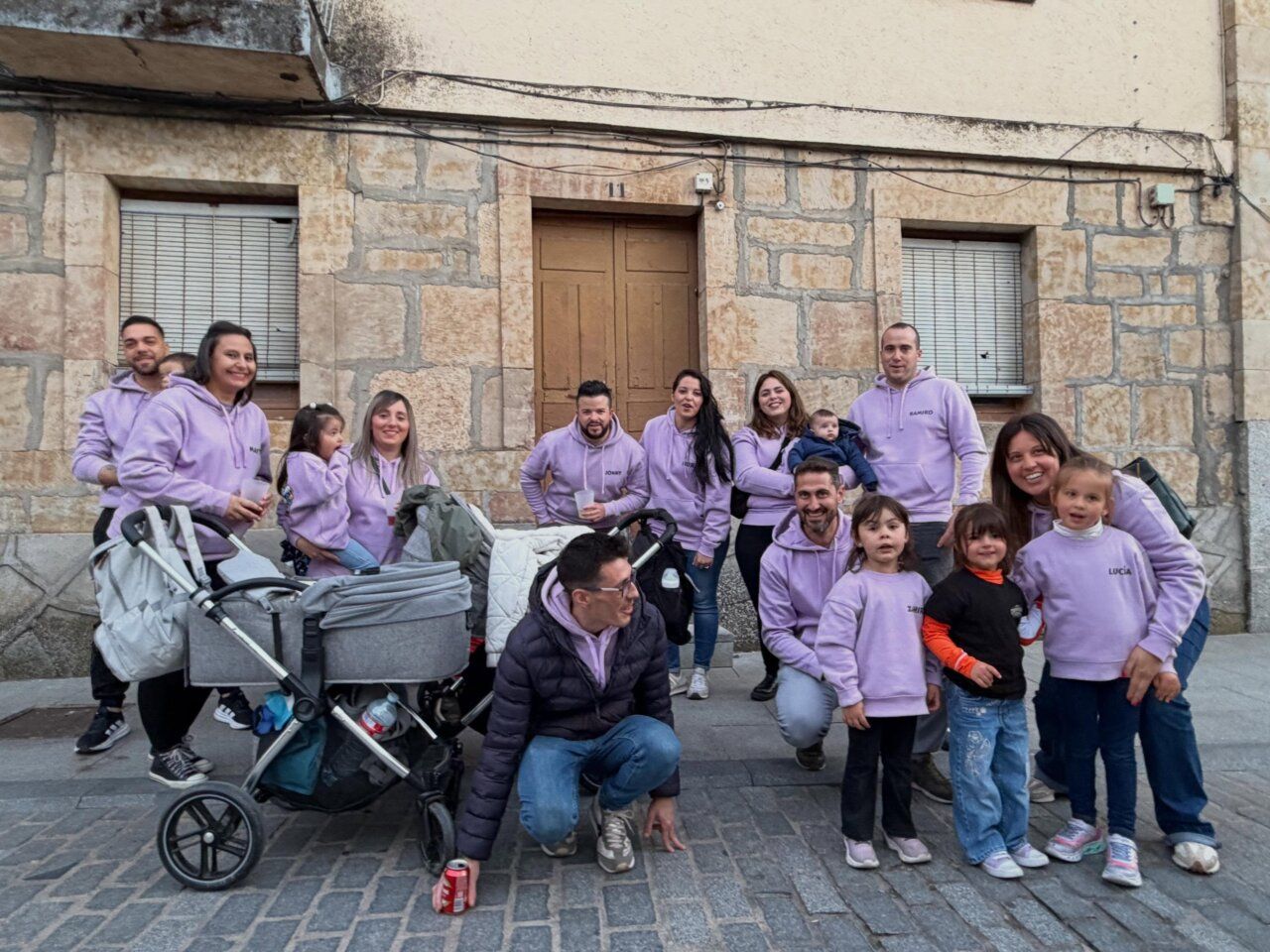 Grupo de personas celebrando las fiestas de Nuestra Señora de los Remedios en Villamayor