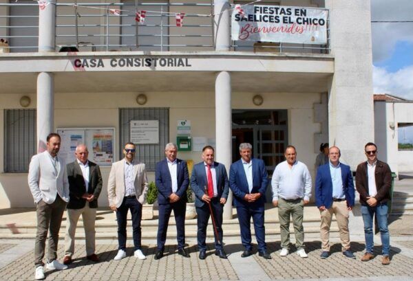 Grupo de personas en la Casa Consistorial durante las fiestas de Saelices el Chico