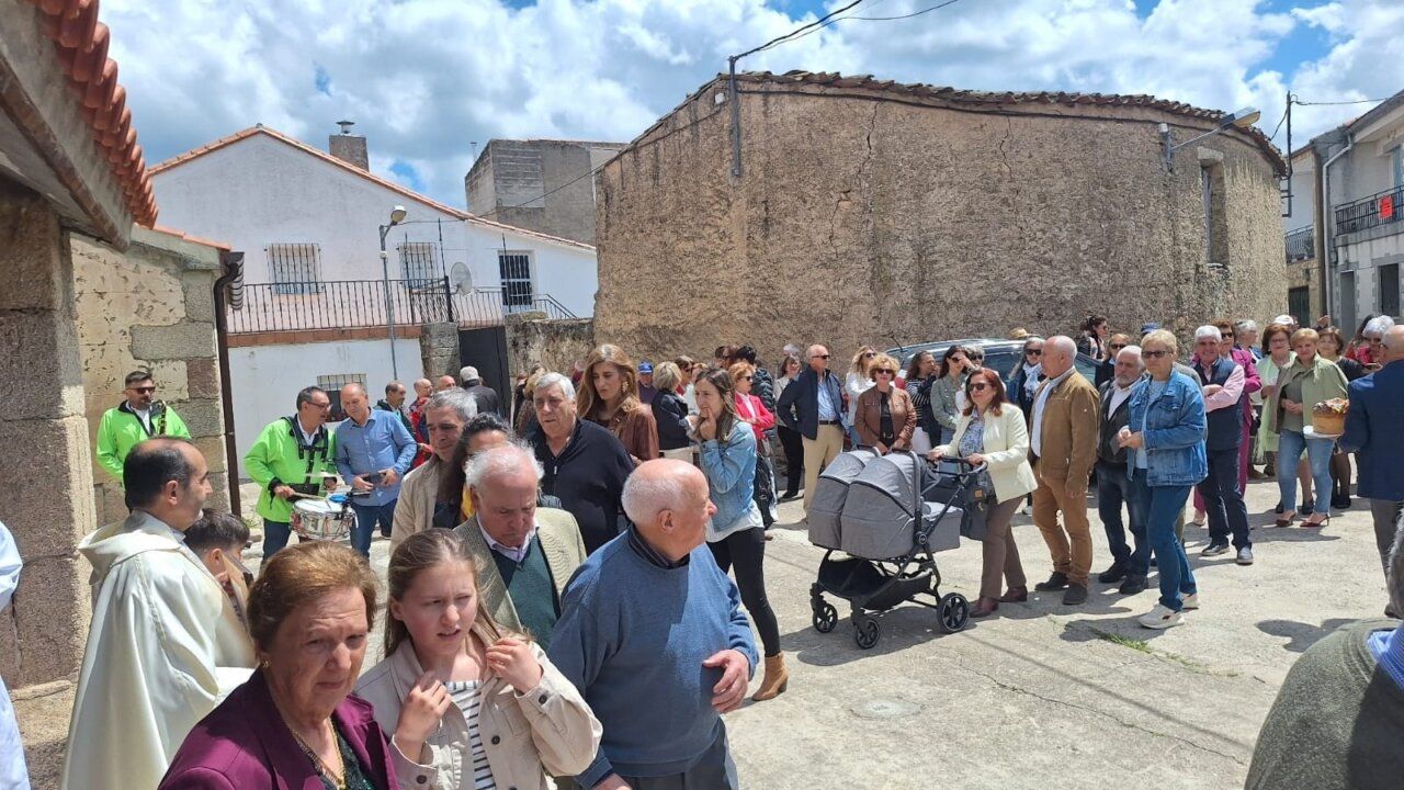 Multitud de personas participando en las fiestas de San Atanasio en Puebla de Azaba