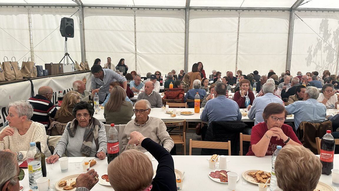 Grupo de mayores disfrutando de las fiestas de Villamayor en un evento comunitario.