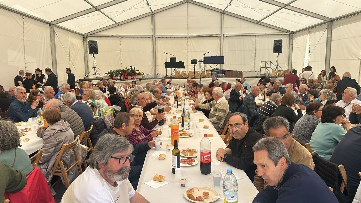 Comida de convivencia en las fiestas de Villamayor con jubilados y vecinos