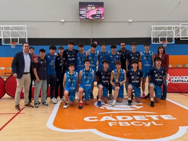 Equipo de baloncesto cadete masculino posando con trofeo en Salamanca