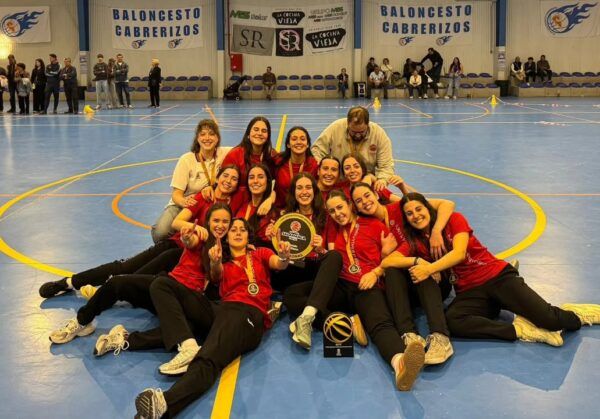 Jugadoras del equipo femenino celebrando su victoria en el Trofeo Diputación de Baloncesto.