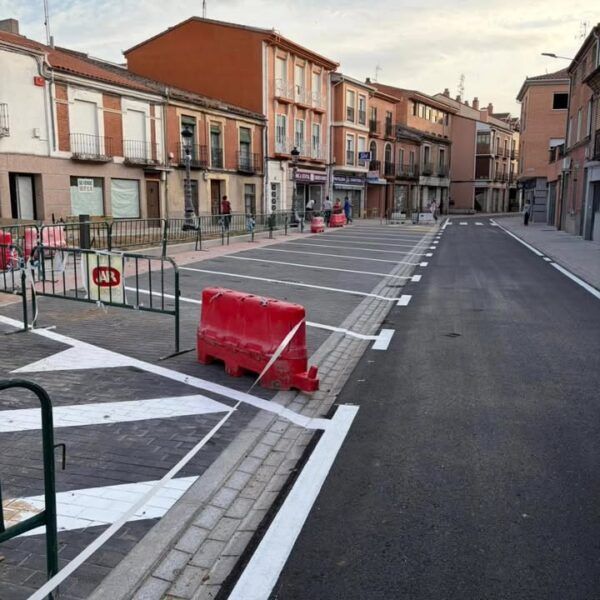 Vista de la calle del Carmen con nuevas plazas de aparcamiento