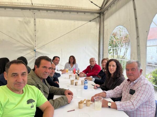 Grupo de personas disfrutando de una comida en Sanchón de la Sagrada