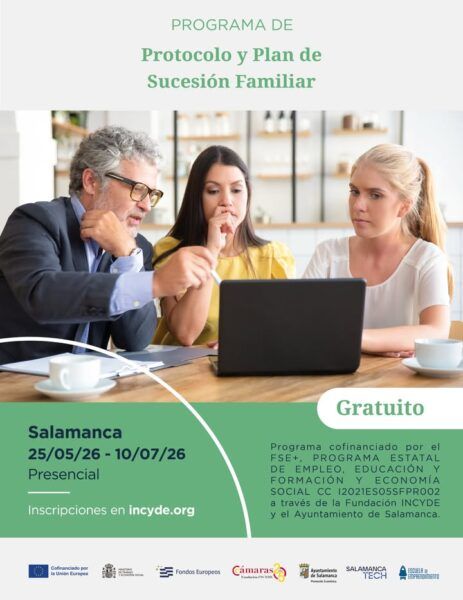 Tres personas en una reunión sobre emprendimiento en Salamanca