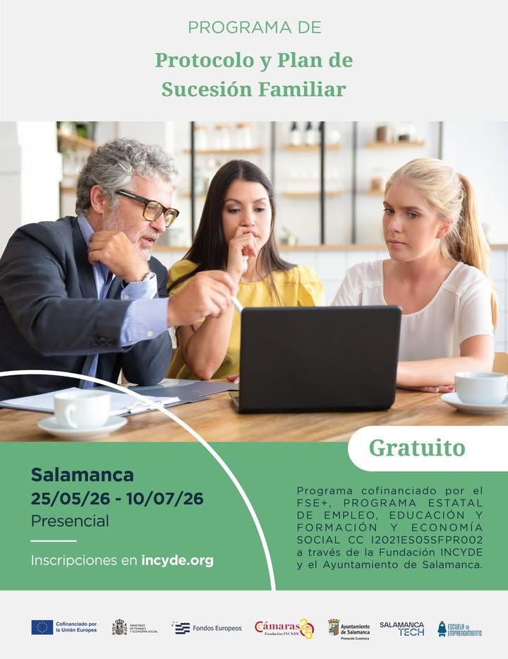 Tres personas en una reunión sobre emprendimiento en Salamanca