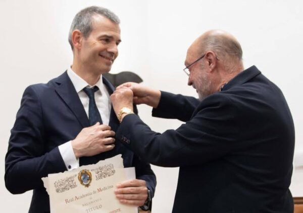 Francisco Martín Herrero recibiendo un reconocimiento en la Real Academia de Medicina.