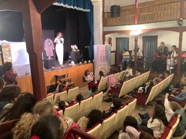 Niños disfrutando de la función de teatro en Sequeros