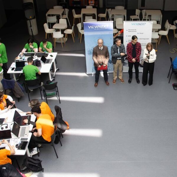 Equipo de trabajo en hackathon de inteligencia artificial y eficiencia energética