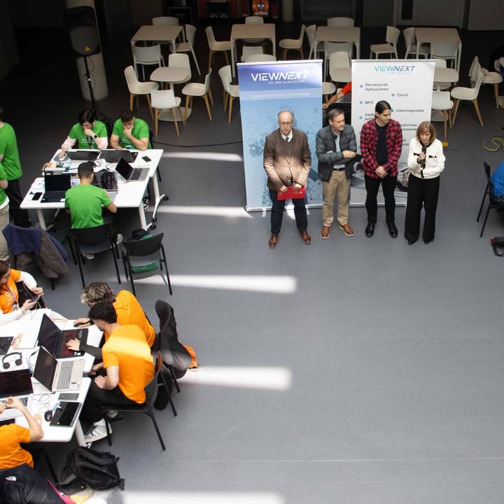 Equipo de trabajo en hackathon de inteligencia artificial y eficiencia energética