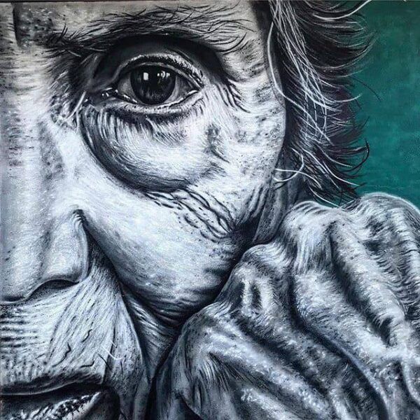 Mural hiperrealista de un rostro anciano en Garcibuey