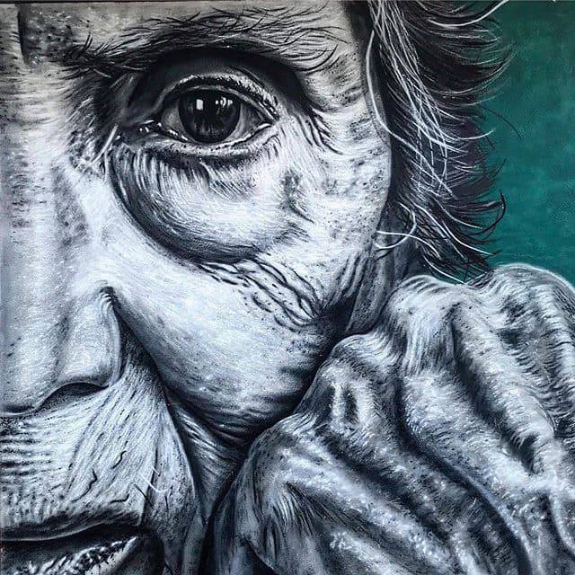 Mural hiperrealista de un rostro anciano en Garcibuey
