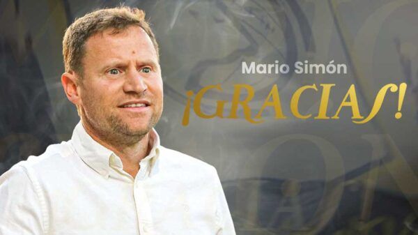 Mario Simón agradeciendo su tiempo como entrenador de Unionistas CF