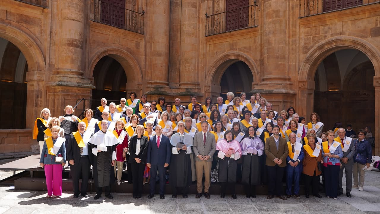 Grupo de graduados del Programa Interuniversitario de la Experiencia de la UPSA en ceremonia de graduación