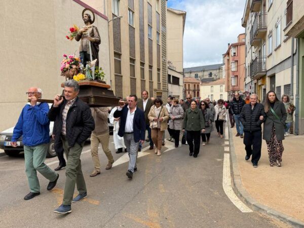 Celebración de San Isidro en Guijuelo con una procesión y comunidad reunida.