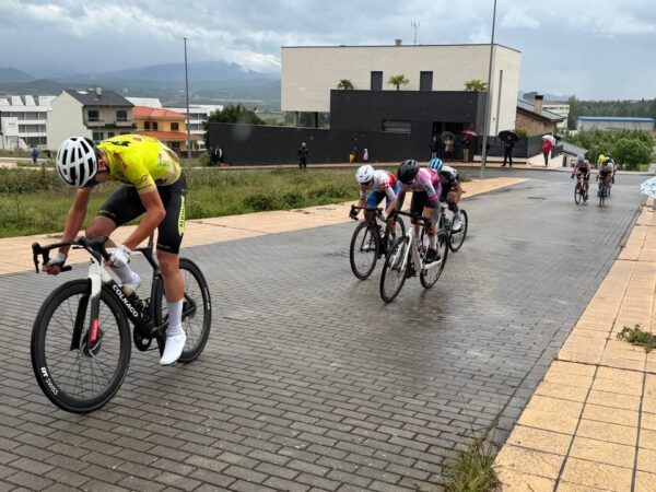 Jóvenes ciclistas compitiendo en el IX Trofeo de Escuelas de Ciclismo en Guijuelo