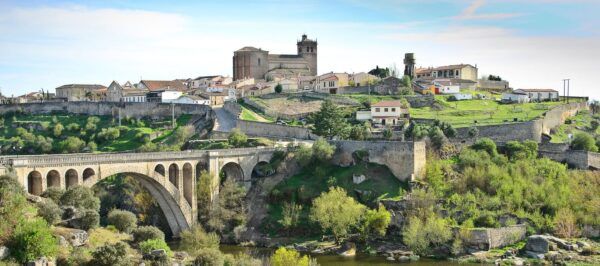 Vista panorámica de la Villa de Ledesma con su puente y edificaciones históricas.