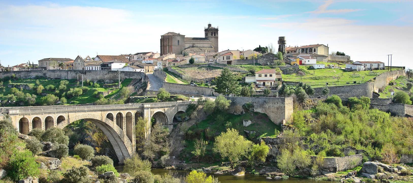 Vista panorámica de la Villa de Ledesma con su puente y edificaciones históricas.