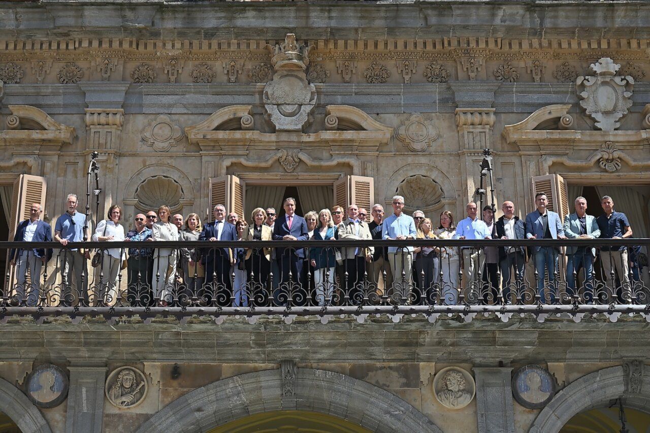 Grupo de funcionarios jubilados en el balcón del Ayuntamiento de Salamanca