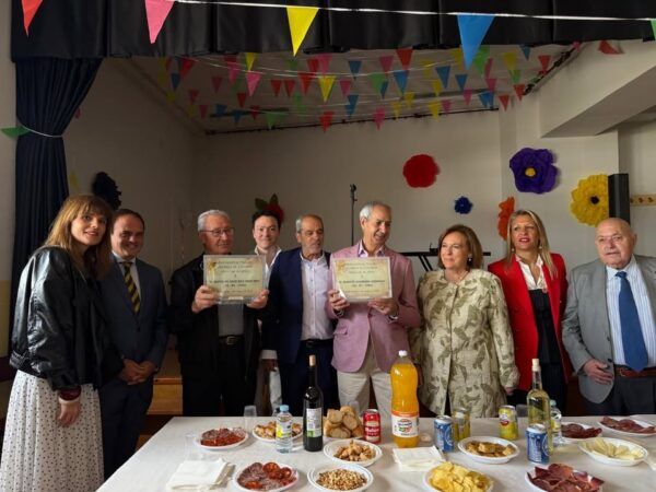 Entrega de placas a vecinos en evento de la Asociación de Mayores en Chamberí