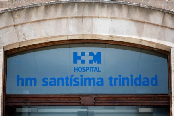 Fachada del Hospital Santísima Trinidad en Salamanca con su nombre visible.