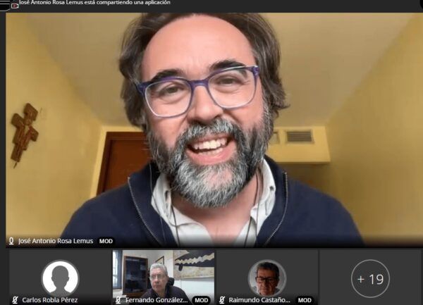 Participantes del XVII Ciclo de Café-Coloquios del IEM sonriendo durante la videoconferencia.