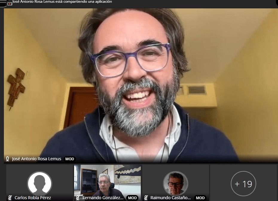 Participantes del XVII Ciclo de Café-Coloquios del IEM sonriendo durante la videoconferencia.