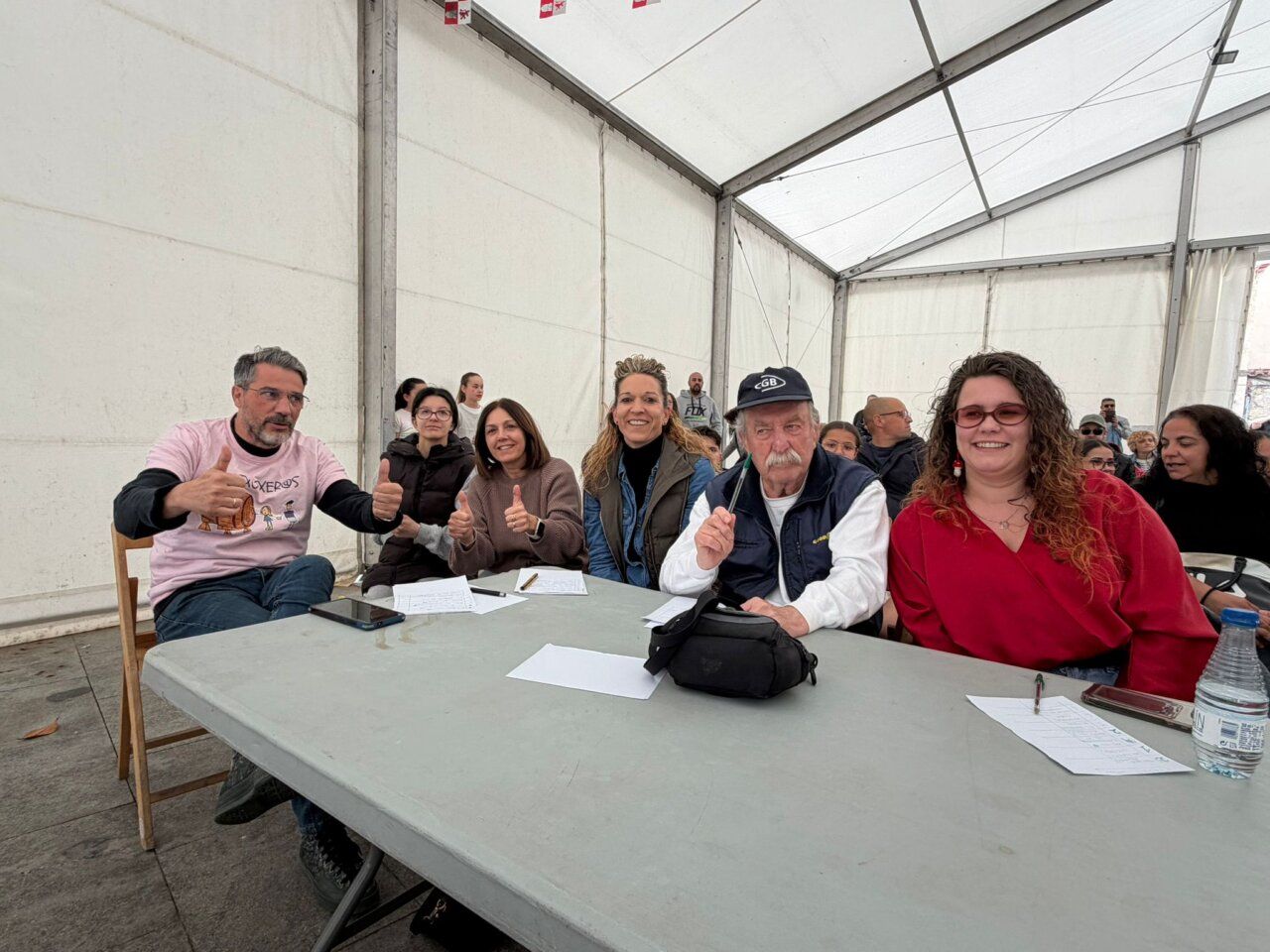 Jurado del III Talent Show en Villamayor mostrando pulgares arriba.