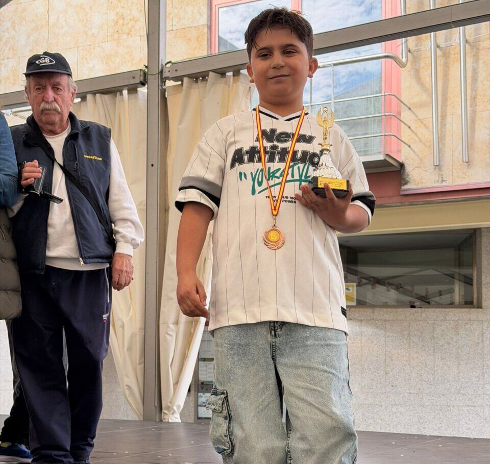 Niño ganador sosteniendo un trofeo en el III Talent Show de Villamayor