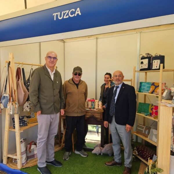 Personas en un stand durante la Feria Agroalimentaria en Salamanca