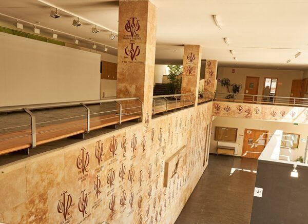 Interior de la Universidad de Salamanca con escaleras y paredes decoradas