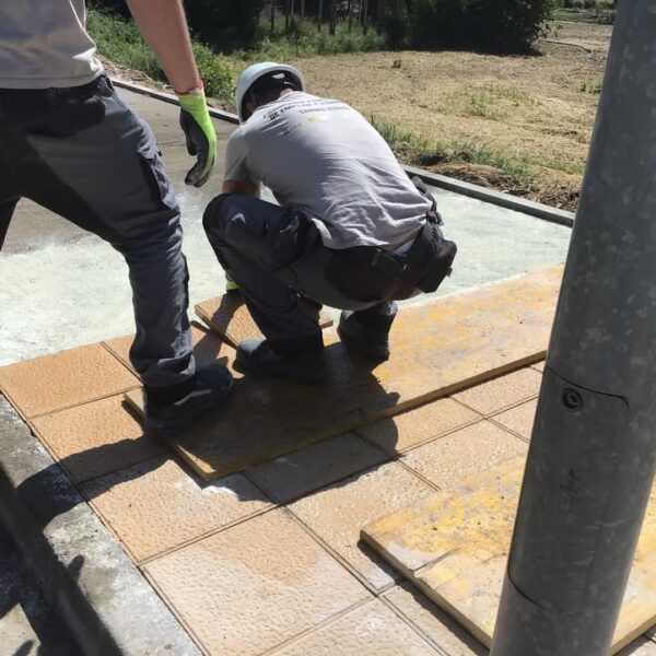 Trabajadores en un programa de formación en albañilería en Cabrerizos