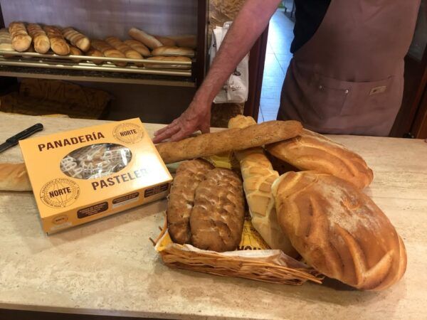 Variedad de panes y productos de panadería en un mostrador