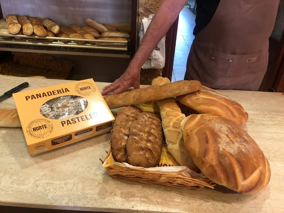 Variedad de panes y productos de panadería en un mostrador