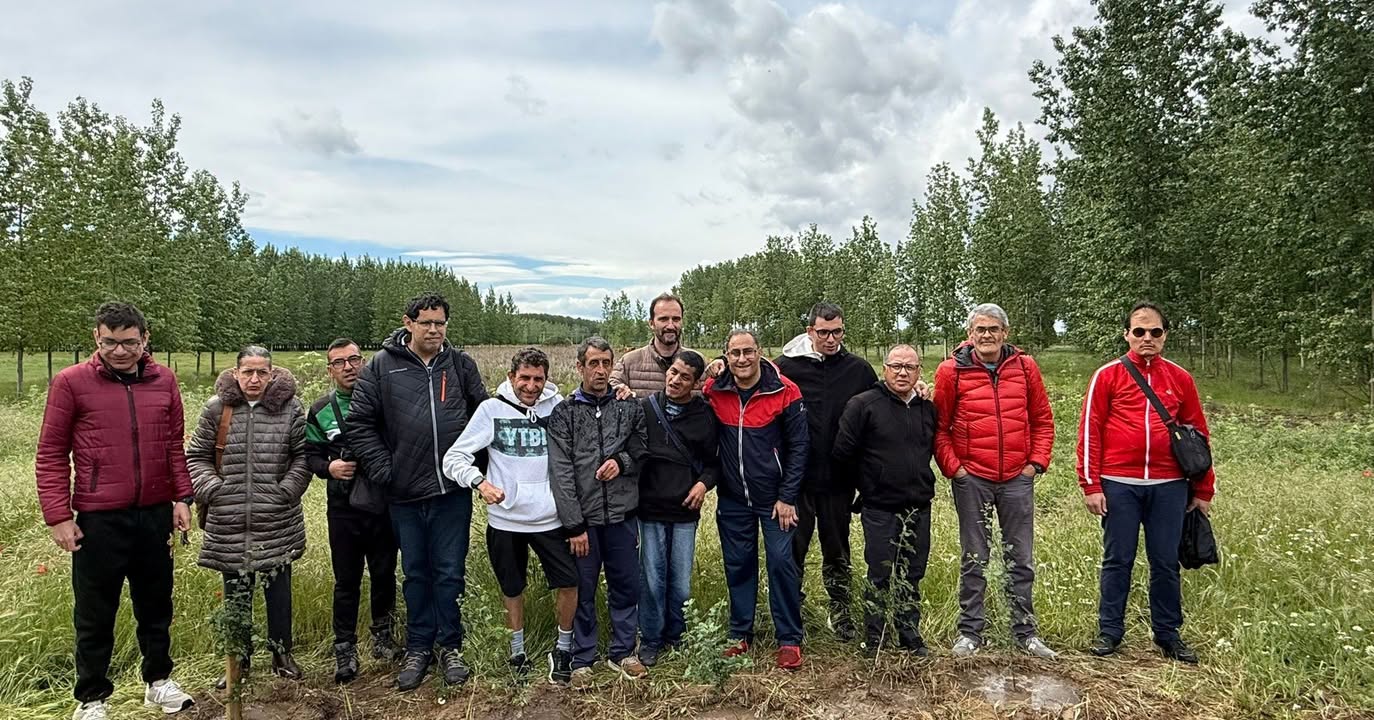 Grupo de participantes en un itinerario de plantas silvestres en Alba de Tormes