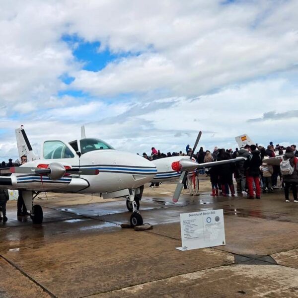 Aviones en la jornada de puertas abiertas de Adventia con asistentes en el fondo