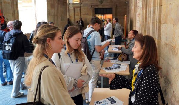 Estudiantes conversando en la jornada de puertas abiertas de la universidad