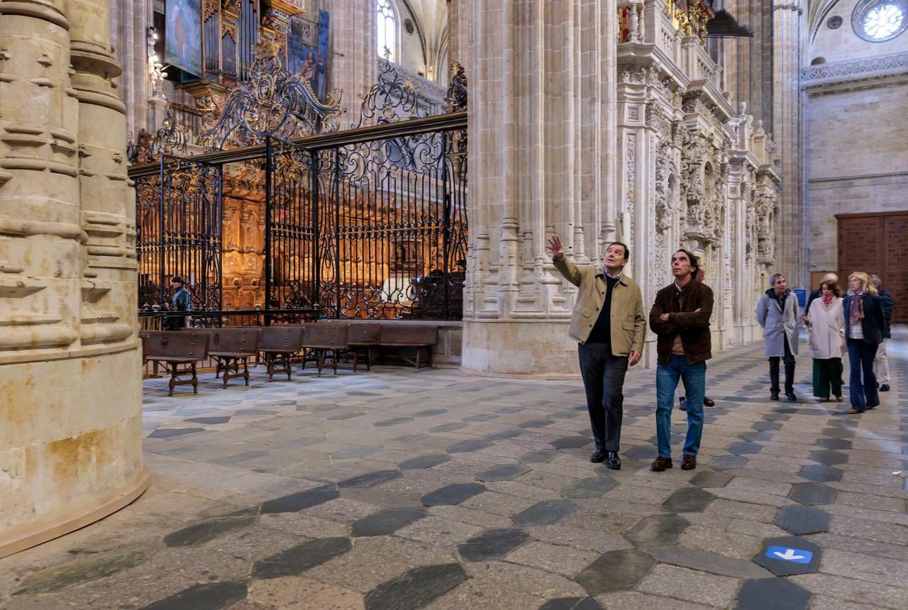 José María Aznar visitando un lugar patrimonial en Salamanca