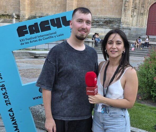 Kike Arias y una mujer en la Plaza de Anaya durante el festival FÀCYL