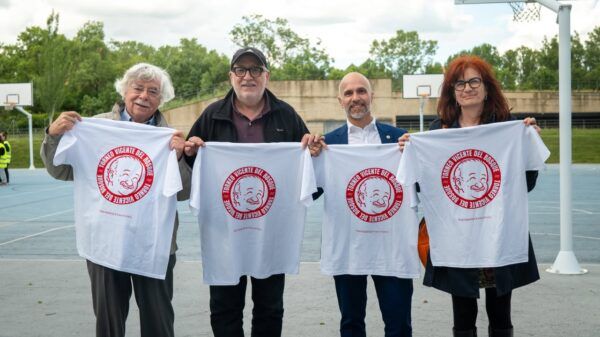 Leo Harlem y otros participantes sosteniendo camisetas del torneo Vicente del Bosque