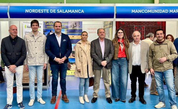 Visita de diputados a la Feria Agroalimentaria en Macotera