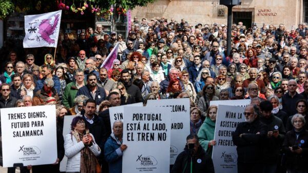 Multitud de personas en la plaza de Los Bandos durante una manifestación por mejores conexiones ferroviarias